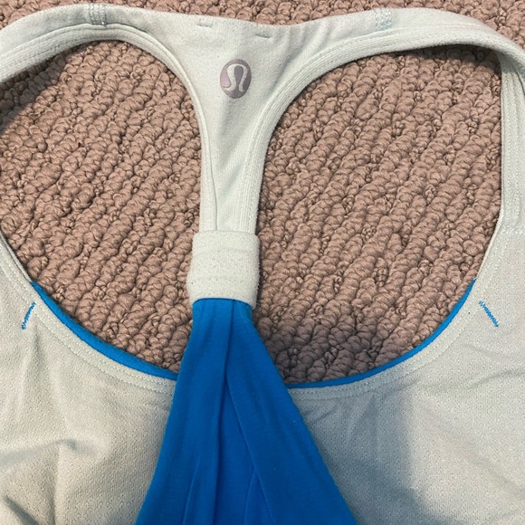 Lululemon Tank 2 shade Blue Race Back with built in bra Size 6 - Picture 3 of 3